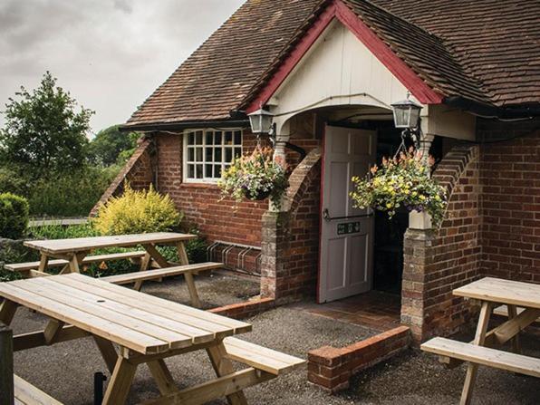The Walhampton Arms Bed & Breakfast Lymington Bagian luar foto