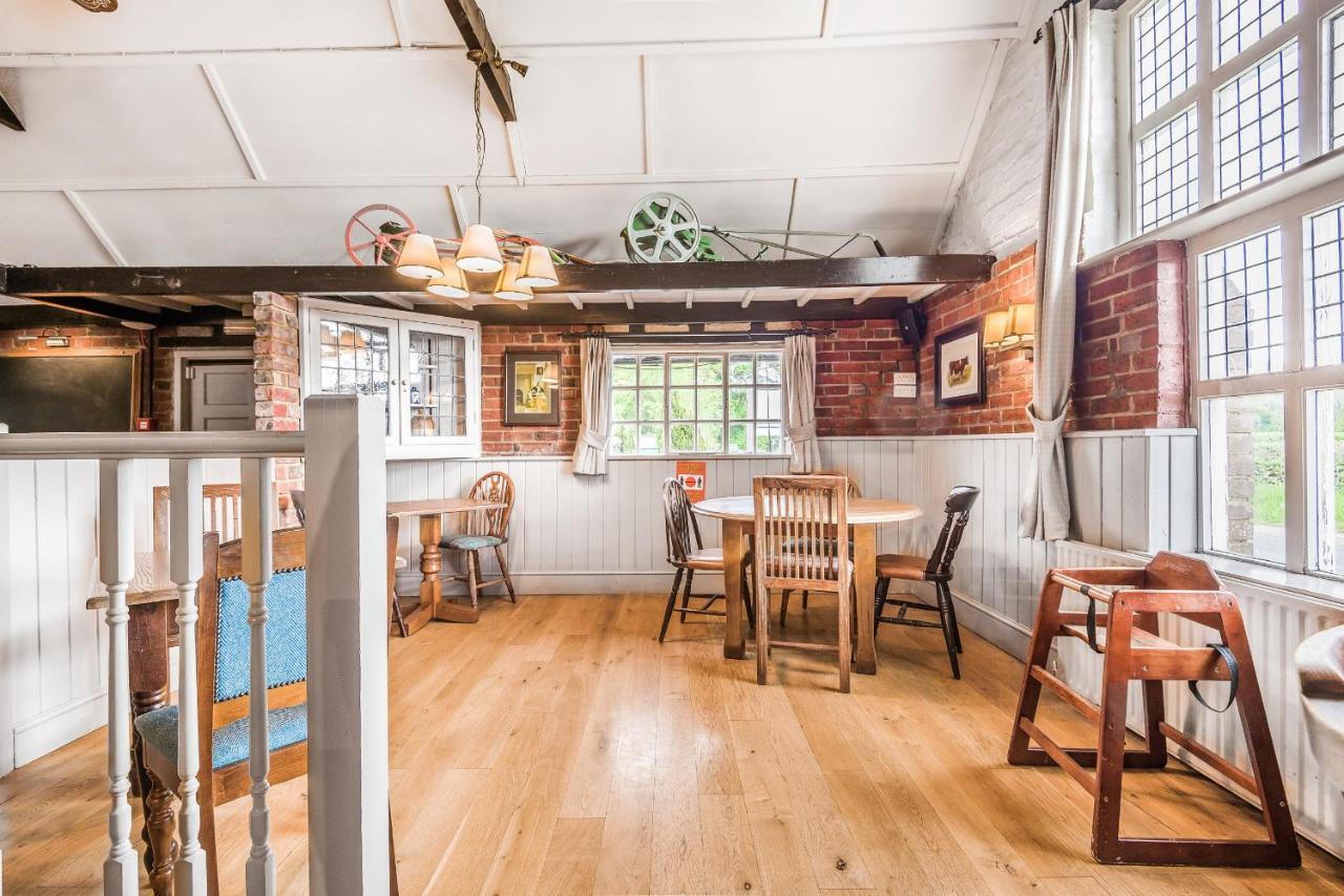 The Walhampton Arms Bed & Breakfast Lymington Bagian luar foto