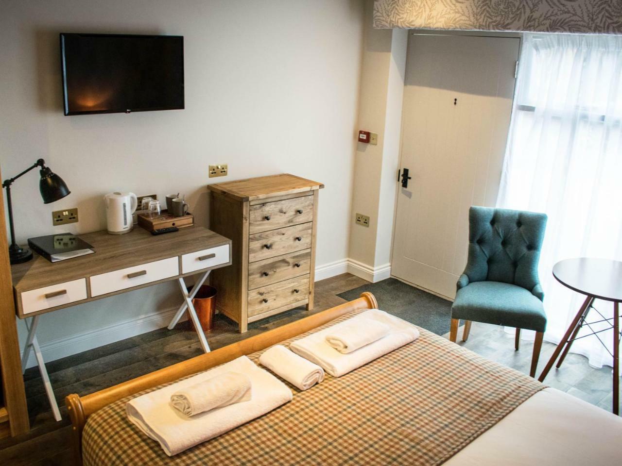 The Walhampton Arms Bed & Breakfast Lymington Bagian luar foto